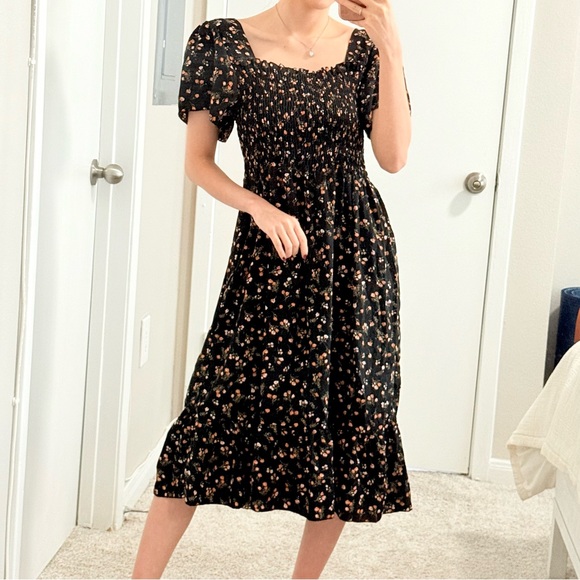 1️⃣ LEFT #057 | S/M | Floral Smocked Short Sleeve Ruffle Tiered Midi Dress | Blk - Picture 3 of 9